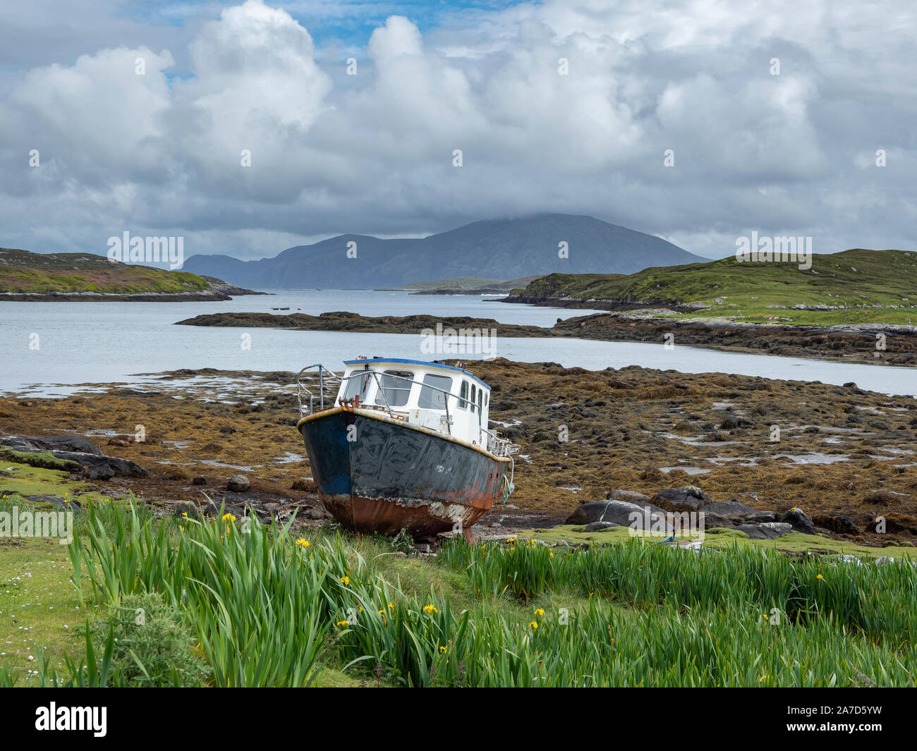 Barca sulle rive di Loch Leosavay a Abhainn Suidhe vicino Huisinis, Isle of Harris, Scozia Foto Stock