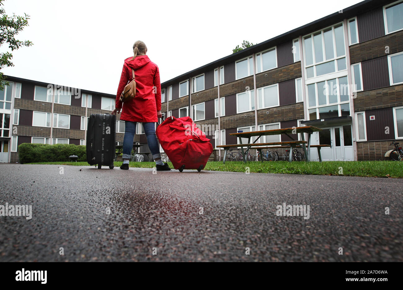 Studente svedese che si sposta in un alloggio per studenti. Foto Jeppe Gustafsson Foto Stock