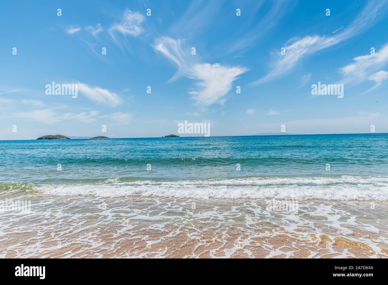 Agios Petros spiaggia di Andros isola in una giornata di sole, Cicladi Grecia Foto Stock