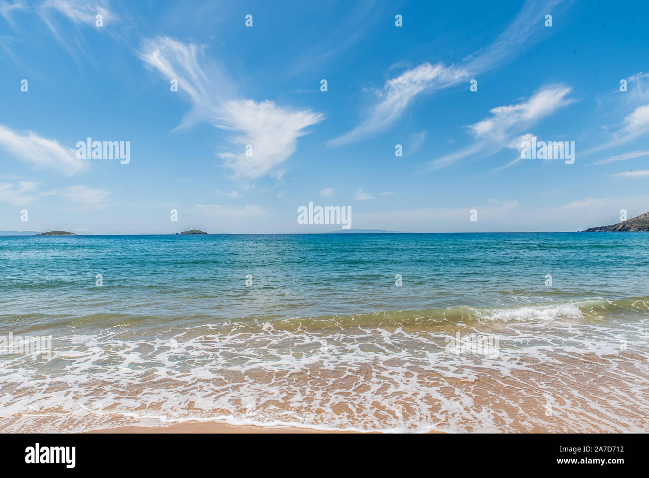 Agios Petros spiaggia di Andros isola in una giornata di sole, Cicladi Grecia Foto Stock