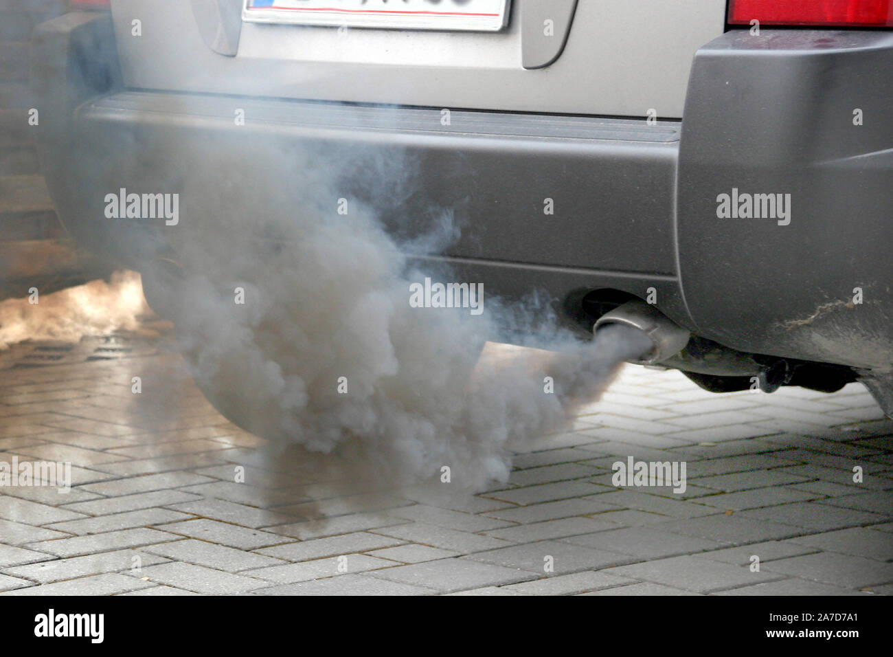 Rauchender Auspuff, Diesel, Umweltverschmutzung, CO2, Ausstoss, Klimawandel, Abgastest, Fahrverbot, Foto Stock