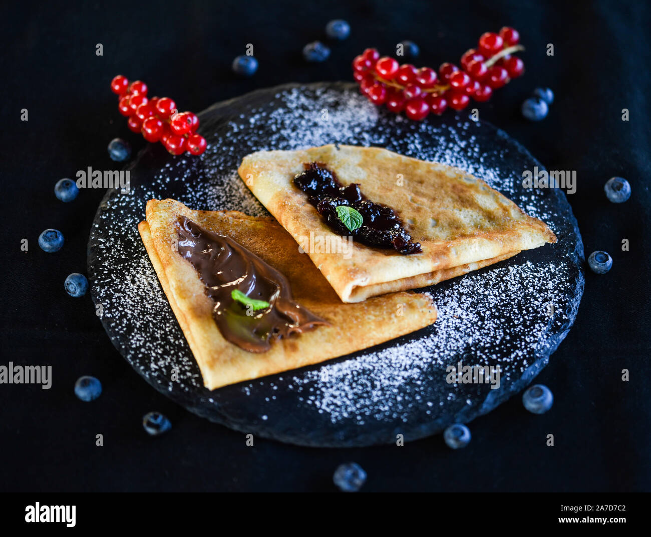 gustose frittelle fatte in casa con cioccolato e marmellata Foto Stock