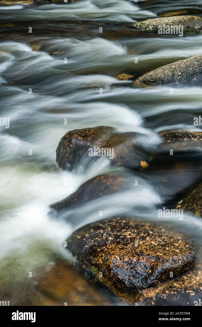 Il fluire delle acque dell'est fiume Dart a Dartmeet sul Parco Nazionale di Dartmoor Devon. Foto Stock