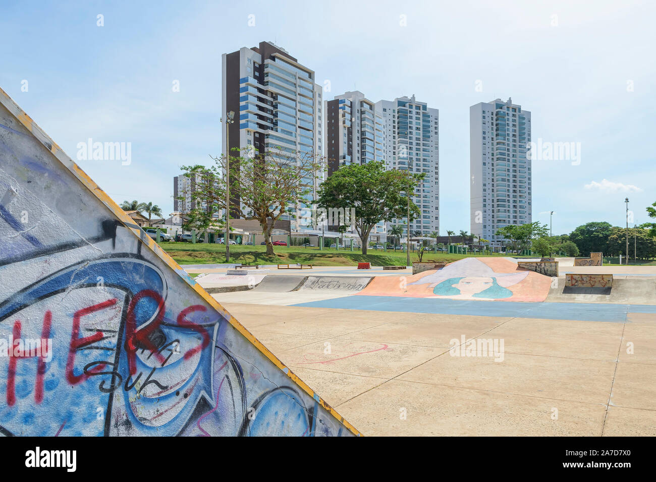 Campo Grande - MS, Brasile - 30 Ottobre 2019: Skate via del Parco delle nazioni indigene. Skate Park con nessun popolo durante il giorno. Foto Stock
