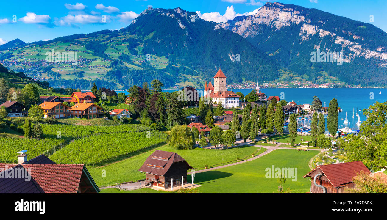 Antenna vista panoramica della chiesa di Spiez e Castello sulla riva del lago di Thun nel cantone svizzero di Berna al tramonto, Spiez, Svizzera. Foto Stock