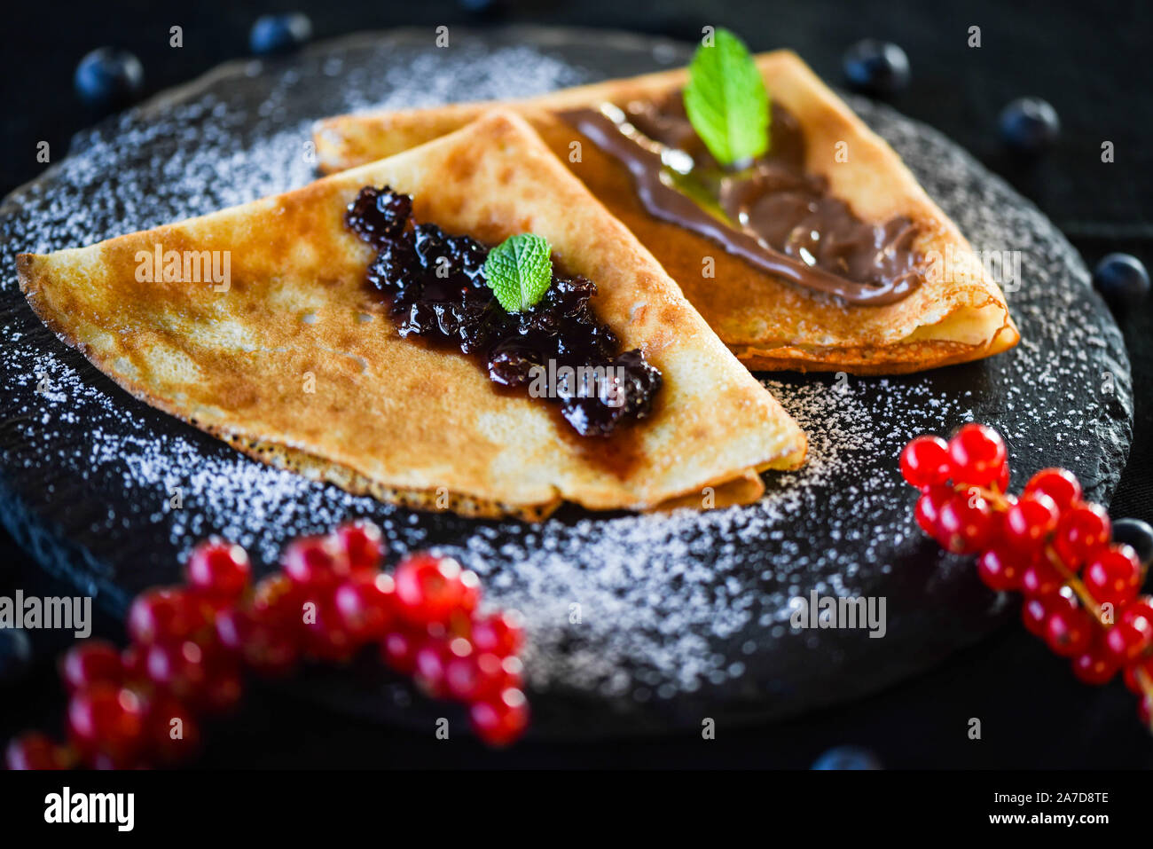 gustose frittelle fatte in casa con cioccolato e marmellata Foto Stock