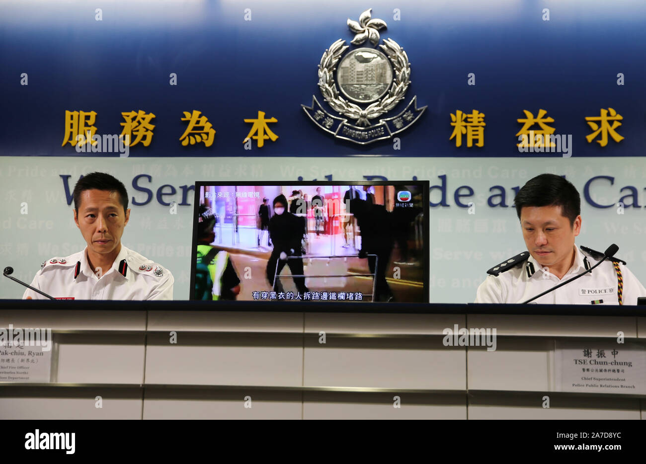 Hong Kong. 1 Nov, 2019. Un immagine di prova di atti di violenza da rivoltosi è rappresentato dalla polizia di Hong Kong ha nel corso di una conferenza stampa nel sud della Cina di Hong Kong, nov. 1, 2019. La polizia di Hong Kong ha il venerdì ha messo in guardia contro la crescente violenza usata dai rivoltosi, compresi e pericolose armi proibite come armi di stordimento e fatte in casa bombe meccanica. Credito: Li Zhen/Xinhua/Alamy Live News Foto Stock