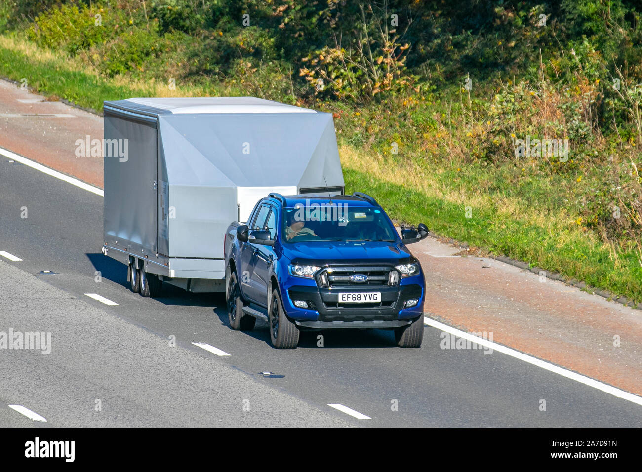 2018 blu Ford Ranger Wildtrak 4X4 DCB T; Regno Unito il traffico veicolare, trasporti, veicoli moderni, carrozze salone, sud-legato sulla corsia di 3 M6 motorway autostrada. Foto Stock