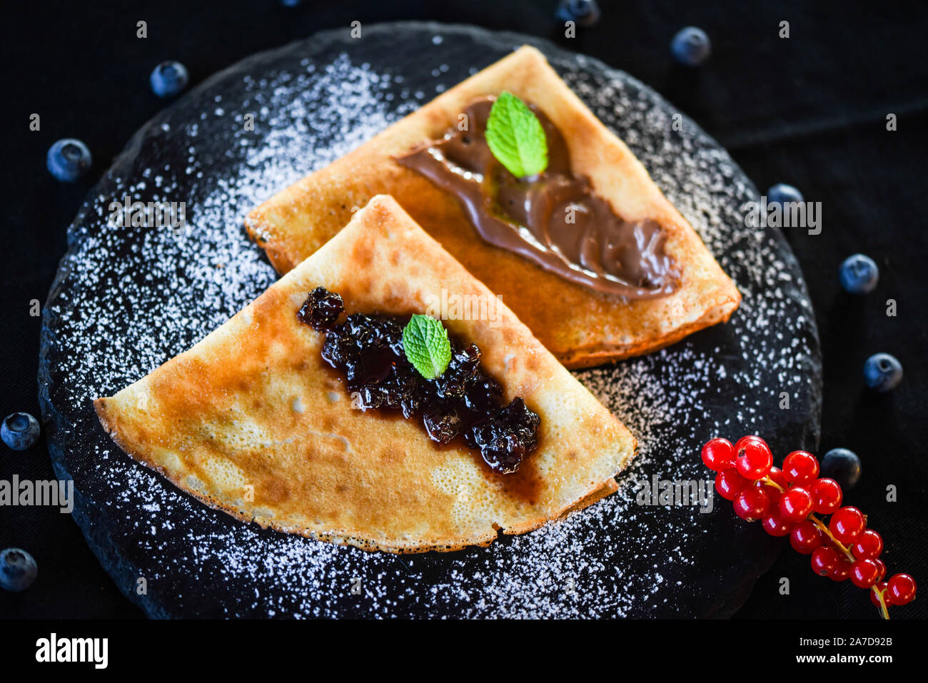 gustose frittelle fatte in casa con cioccolato e marmellata Foto Stock