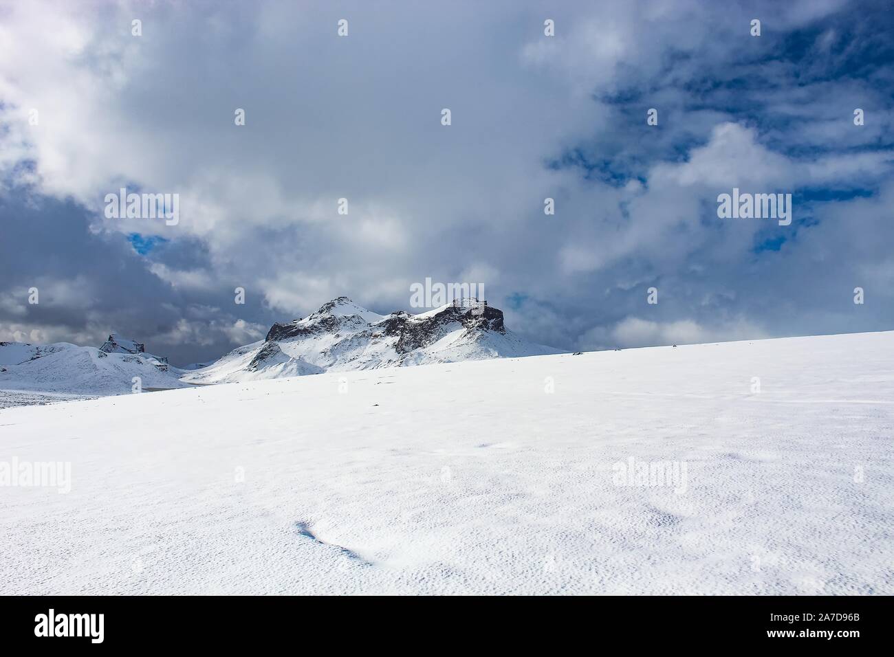 Cima di una montagna bianca nel ghiacciaio Langjokull. L'Islanda Foto Stock