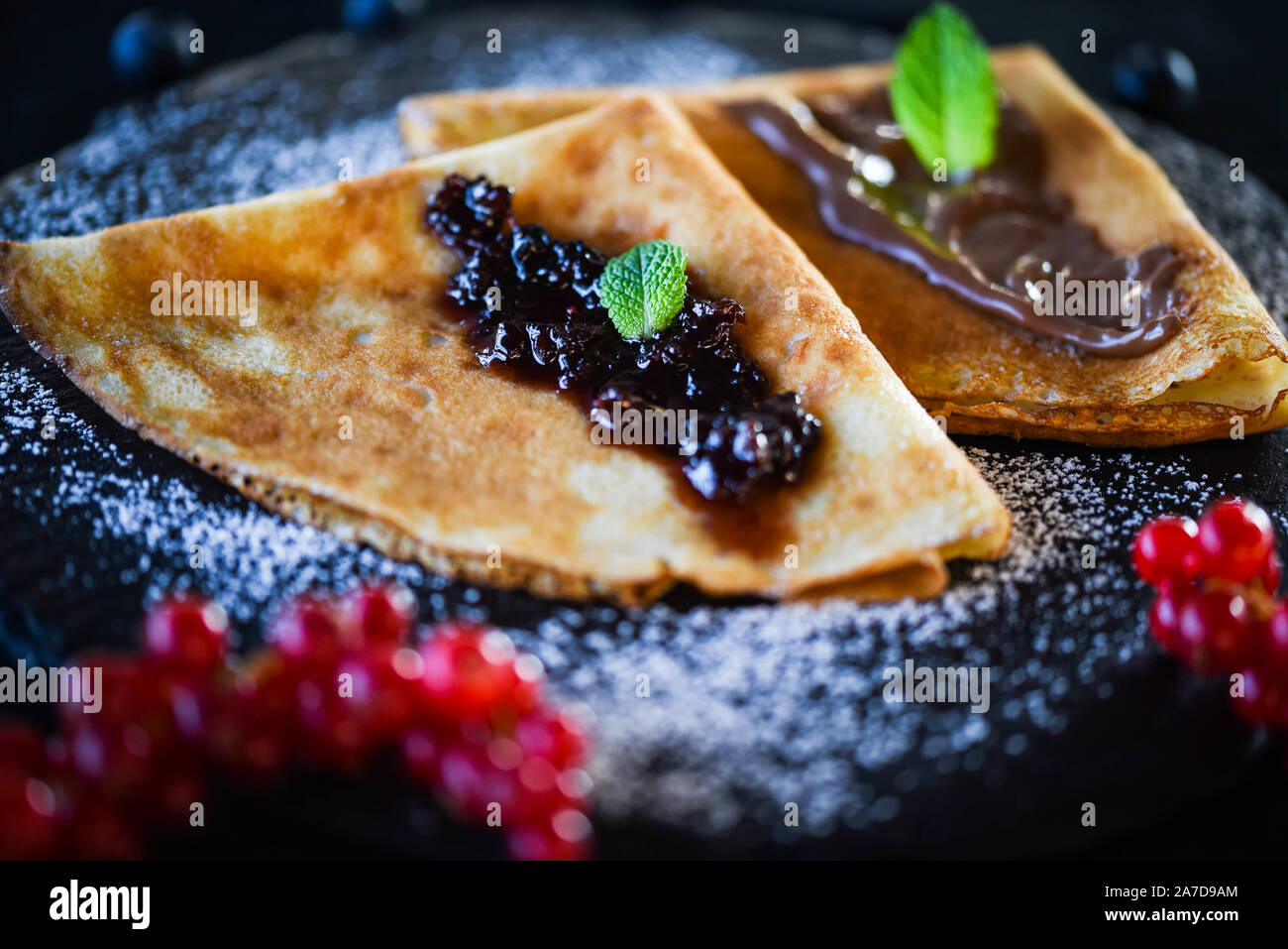 gustose frittelle fatte in casa con cioccolato e marmellata Foto Stock