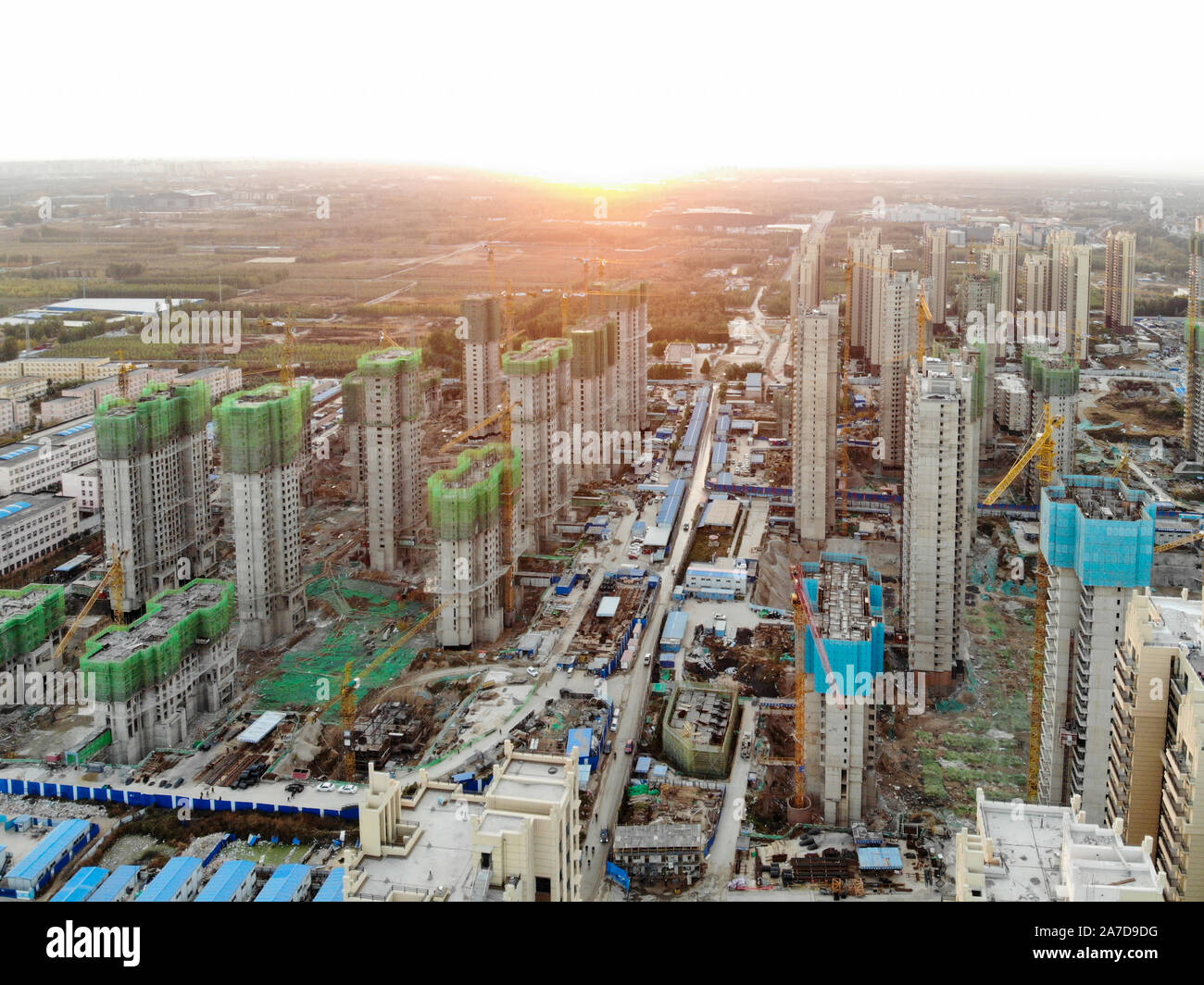 Vista aerea della massiccia costruzione siti in costruzione con gru a torre. Blocchi di costruzione appartamento in costruzione in parte di sviluppo della città di Tianjin, in Cina. Station wagon sito in costruzione. Foto Stock