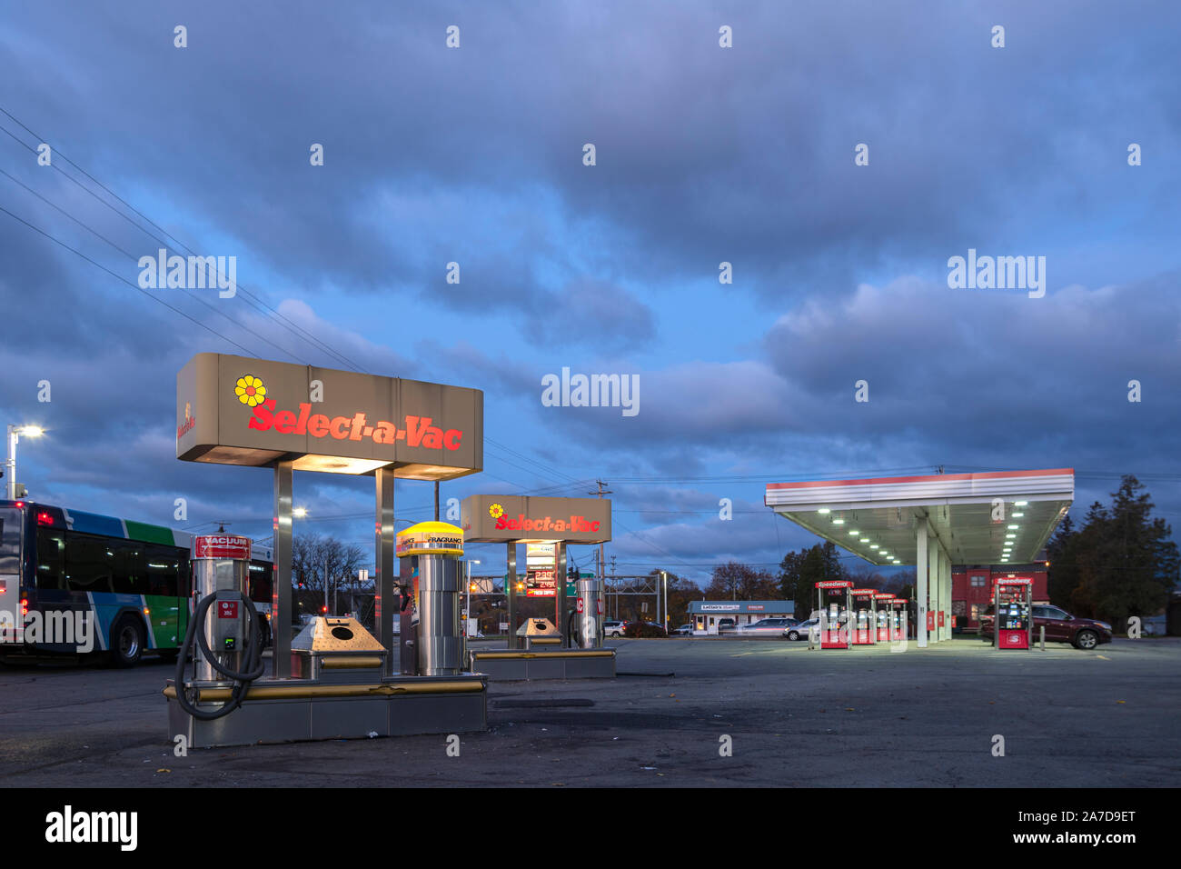 Whitesboro, New York - Nov 01, 2019: vista notturna di selezionare-a-Vac auto-pulizia al primo piano e Speedway Stazione gas Pompe in background Foto Stock