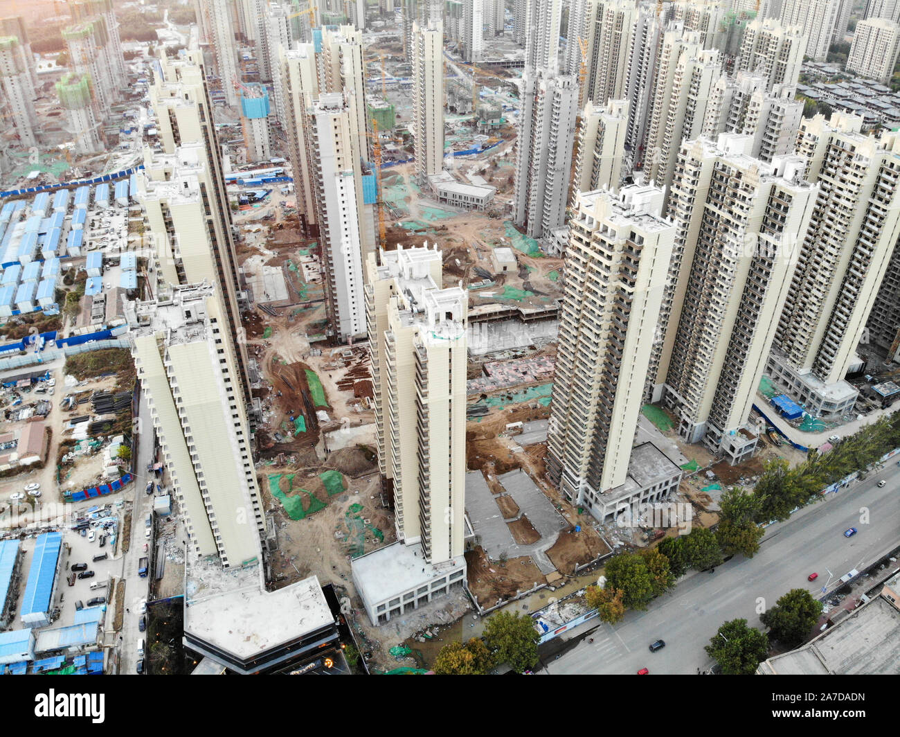 Vista aerea della massiccia costruzione siti in costruzione con gru a torre. Blocchi di costruzione appartamento in costruzione in parte di sviluppo della città di Tianjin, in Cina. Station wagon sito in costruzione. Foto Stock