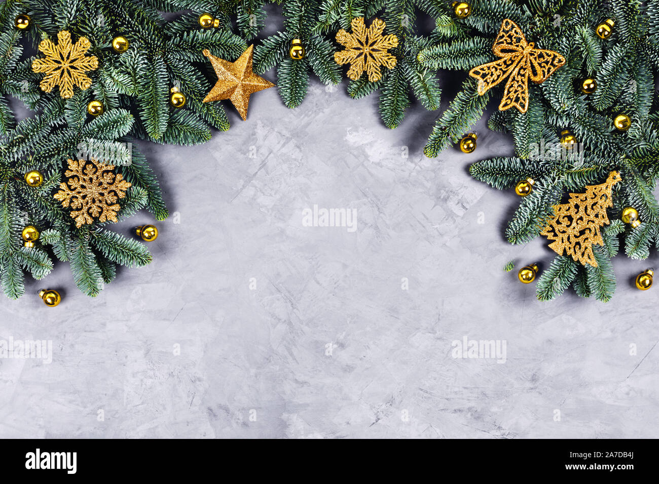 Natale e Anno Nuovo sfondo decorativo confine con la golden giocattoli su albero di Natale. Appartamento laico, vista dall'alto, copia dello spazio. Foto Stock