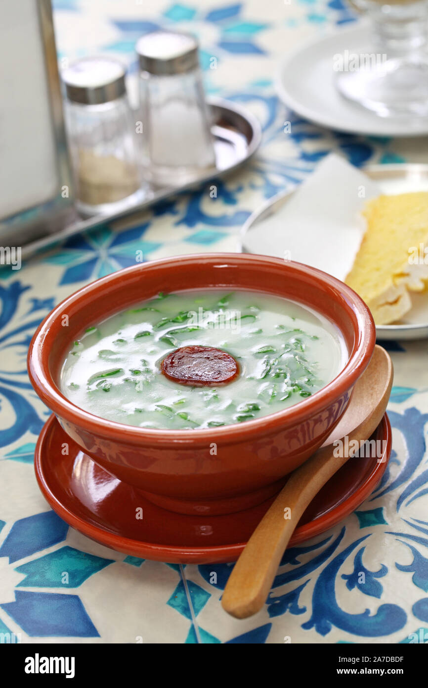 Caldo verde (zuppa di cavolo riccio) & broa (pane di mais), la cucina tradizionale portoghese Foto Stock