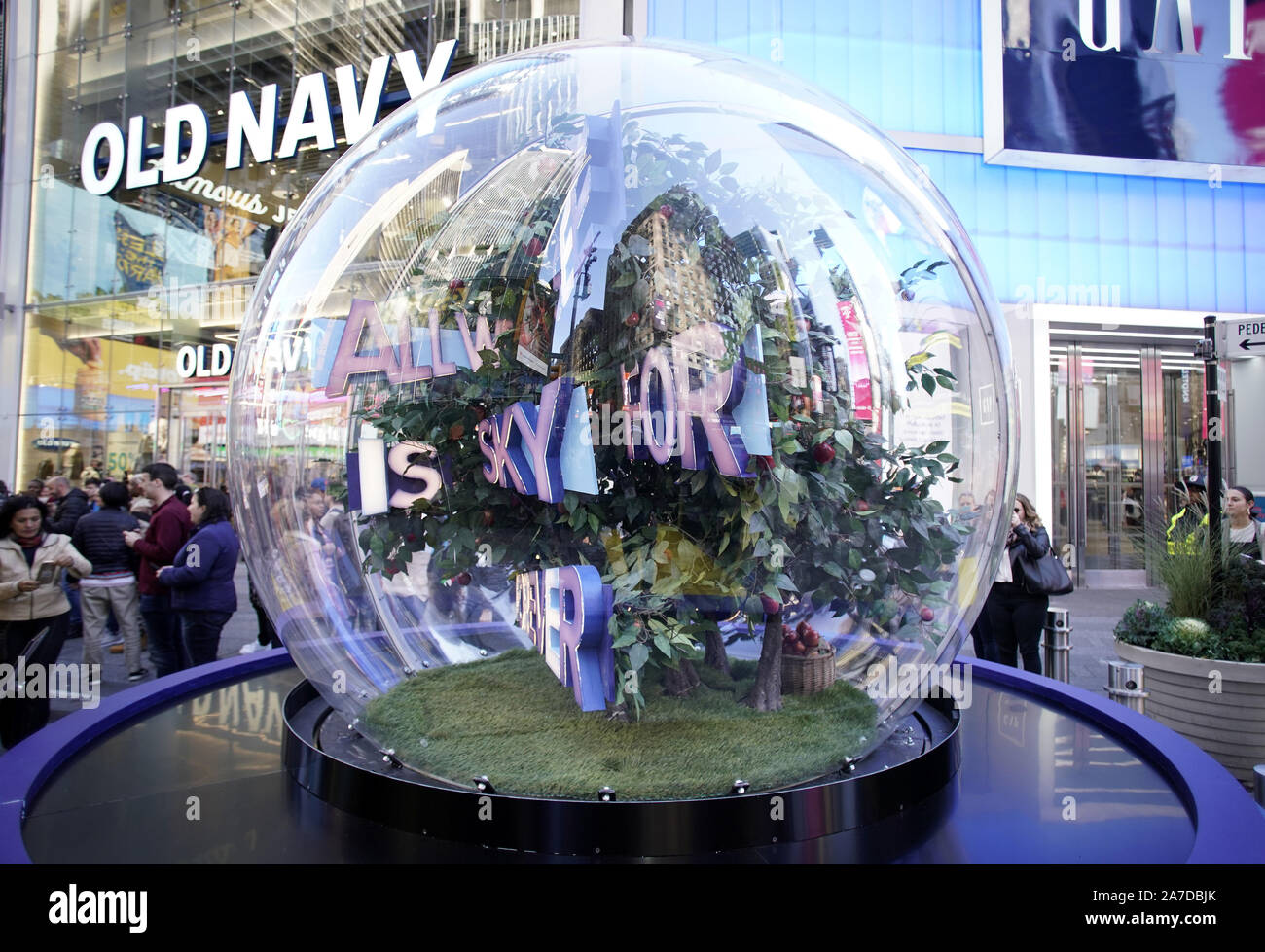 New York, Stati Uniti d'America. 01 Nov, 2019. Times Square svela holiday 'Show globi' che sono grandi snow globe visualizza ispirata al design di colpire gli spettacoli di Broadway venerdì 1 novembre 2019 nella città di New York. Il Broadway. 'Show globi' sarà sul display in Times Square a dicembre 26, 2019. Foto di Giovanni Angelillo/UPI Credito: UPI/Alamy Live News Foto Stock