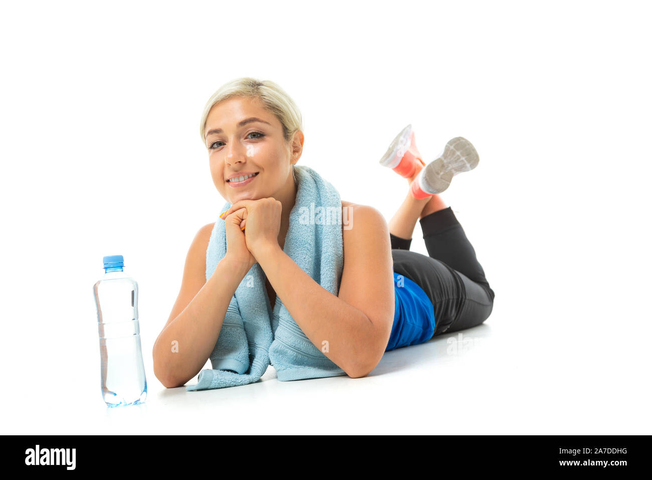 Sport donna caucasica rilassarsi con asciugamani e acqua dopo il duro allenamento Foto Stock