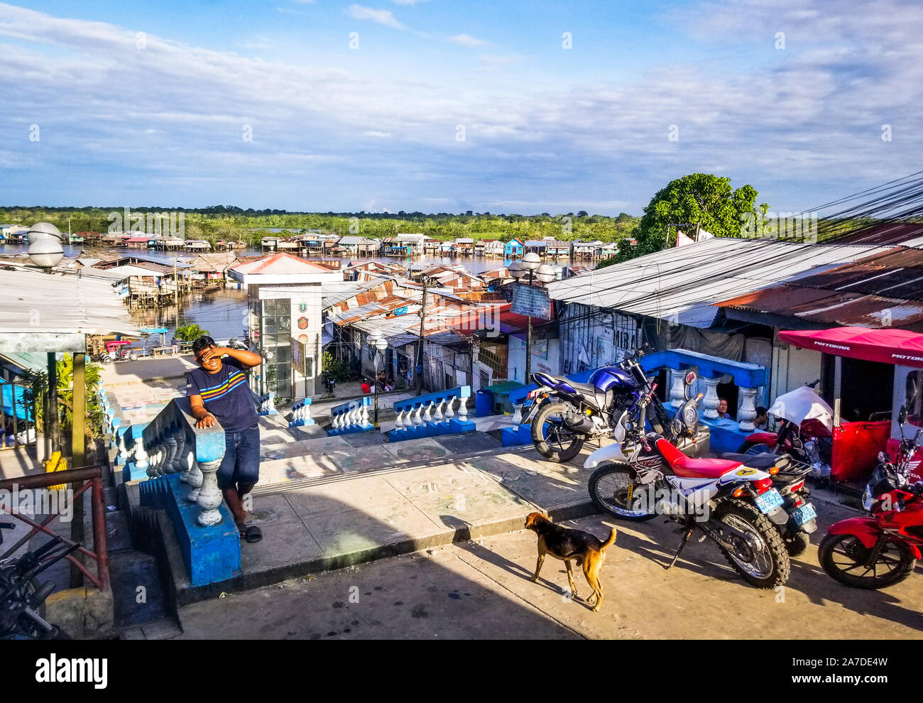 Un villaggio in scena a Iquitos, Perù lungo il Rio delle Amazzoni Foto Stock