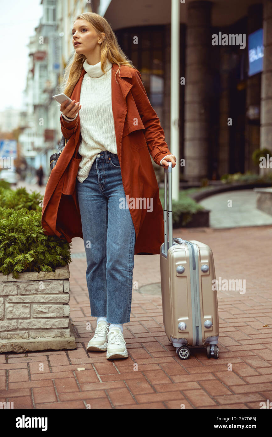 Grave turista femminile permanente sulla strada Foto Stock