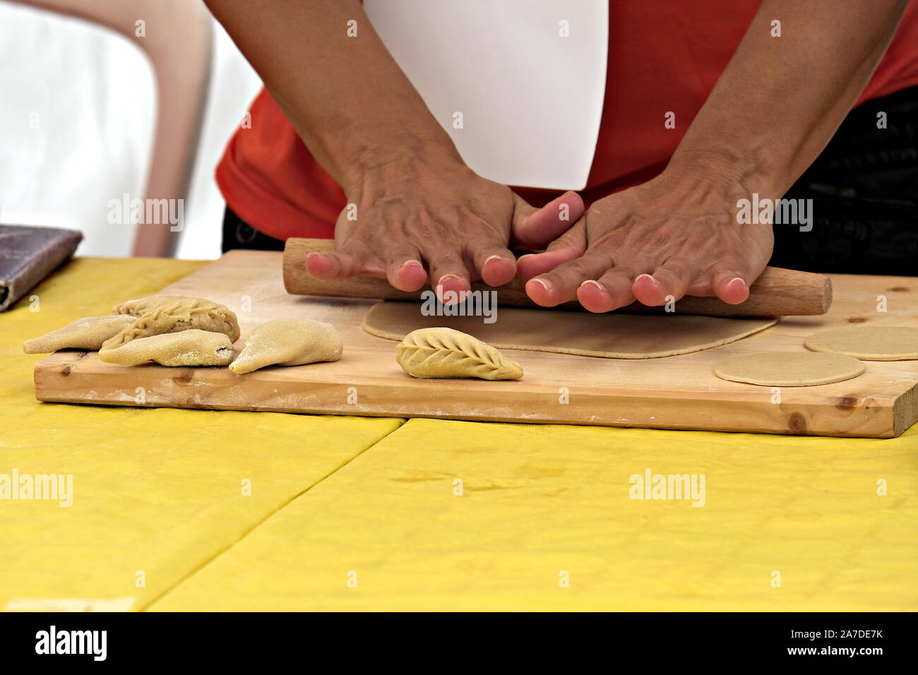 La donna si prepara "culurgiones" un sardo tradizionale pasta fatta a mano con ripieno di patate Foto Stock