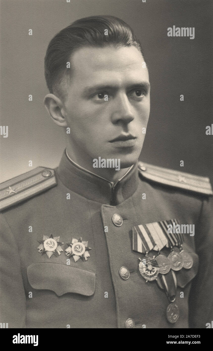 Ritratto ufficiale sovietico nel pieno uniforme militare con le medaglie e ordini, Germania,1948 Foto Stock