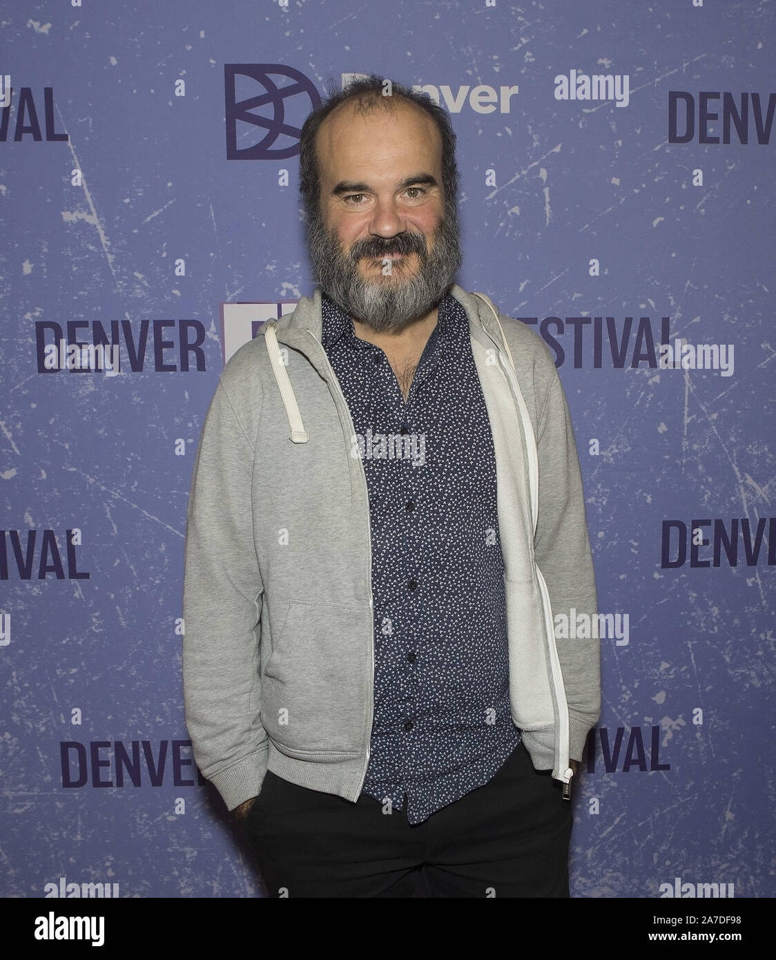 Ottobre 31, 2019, Denver, Colorado, U.S: Direttore OSKAR ALEGRIA del film Zumirki durante il tappeto rosso per l'apertura del Denver Film Festival di giovedì sera al tempio Buell Theatre in Denver CO. (Credito Immagine: © Hector Acevedo/ZUMA filo) Foto Stock