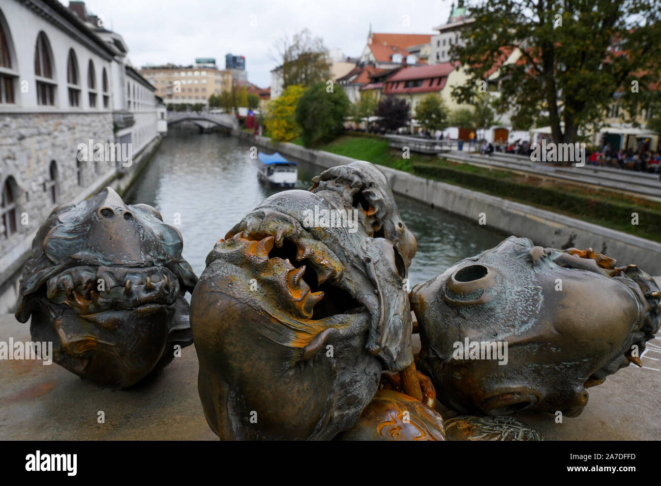 Teste di Pesce sculture, pescatori bridge - Mesarsk più, Lubiana, Slovenia Foto Stock