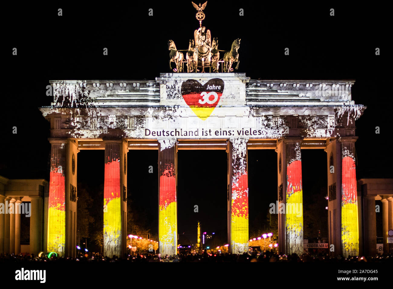 Porta di Brandeburgo Brandenburger Tor illuminate 2019 in frontview Foto Stock