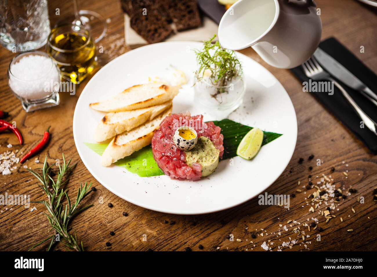 Tartare di tonno servita su una piastra in ristorante Foto Stock