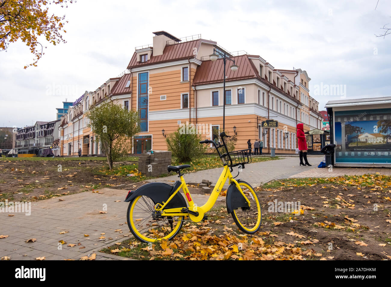 Minsk, Bielorussia - Ottobre, 13, 2019: Minsk Città Alta, il centro storico della città. Moto gialla sullo sfondo della città di autunno paesaggio. Foto Stock