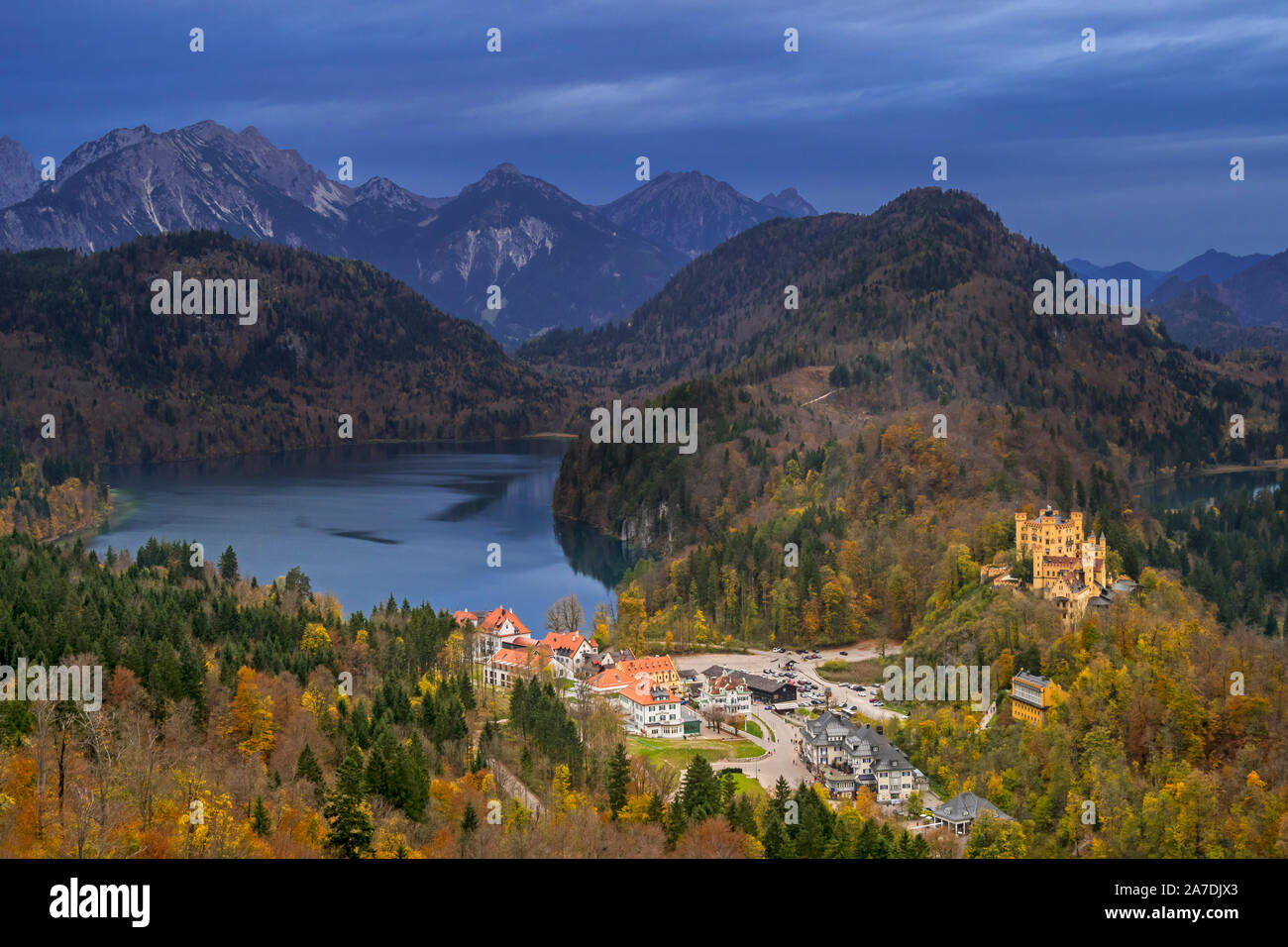Il Castello di Hohenschwangau, palazzo del XIX secolo e l'infanzia la residenza di re Ludwig II di Baviera a Hohenschwangau, Baviera, Germania Foto Stock