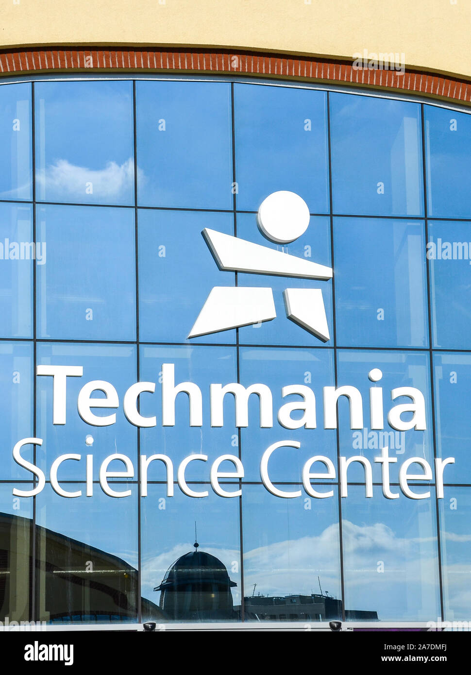 Pilsen, Repubblica Ceca - 28 OTT 2019: segno e il logo di Techmania Science Center sull'ingresso principale la finestra del centro di Plzen, Cechia. Esposizione di educare i bambini in scienze da gioco. Foto Stock