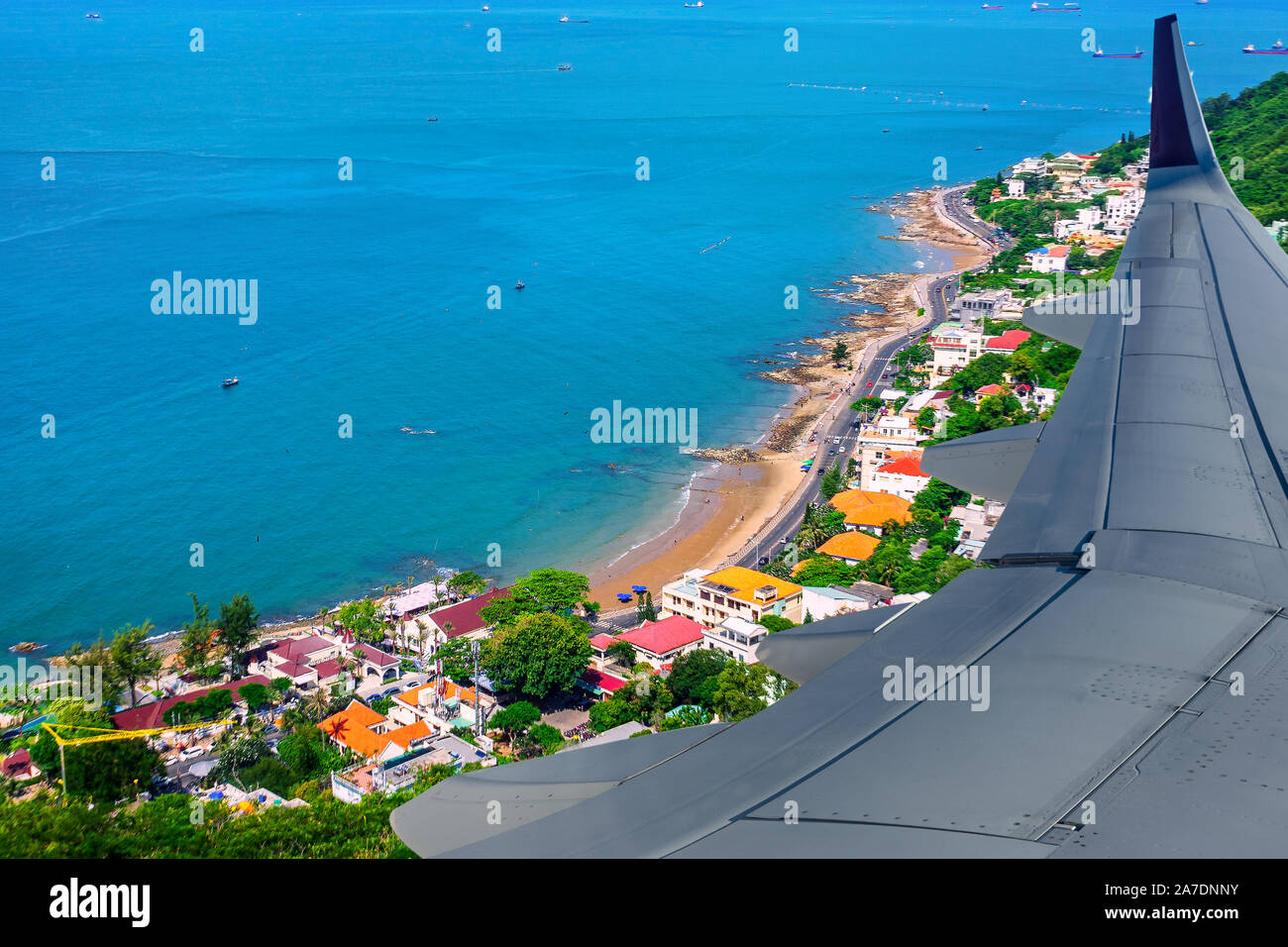 Bellissima vista dal piano del resort cittadina sul mare Vung Tau, Vietnam. Località di villeggiatura nei tropichi. Paesaggio con colline, mare, città Foto Stock