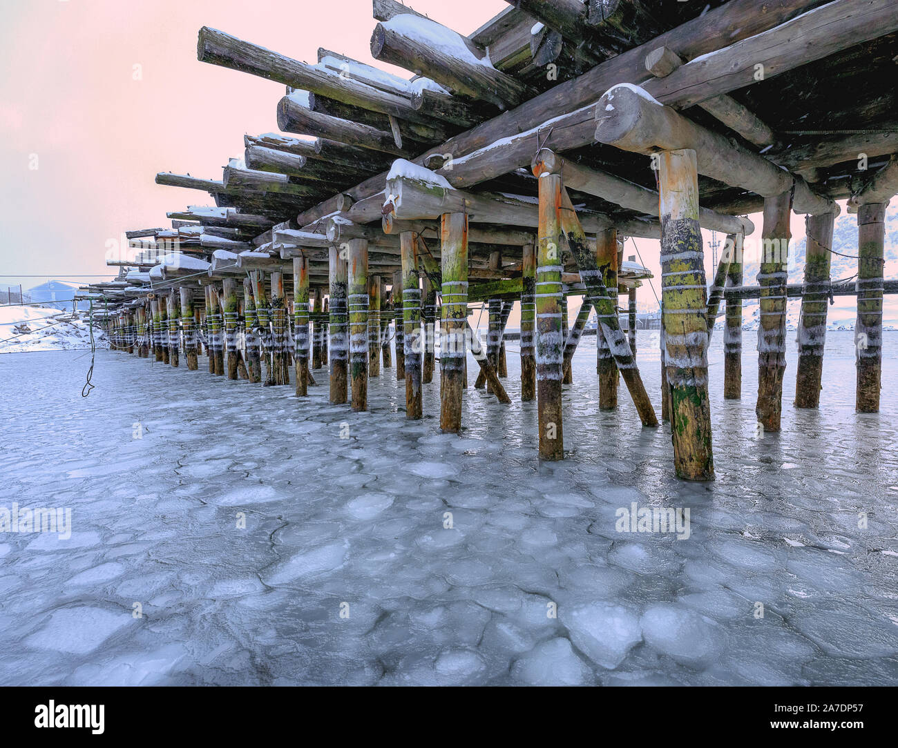 La bassa marea. Il vecchio ponte di legno. Teriberka, distretto di Murmansk. Penisola di Kola. Russo regione polare Foto Stock