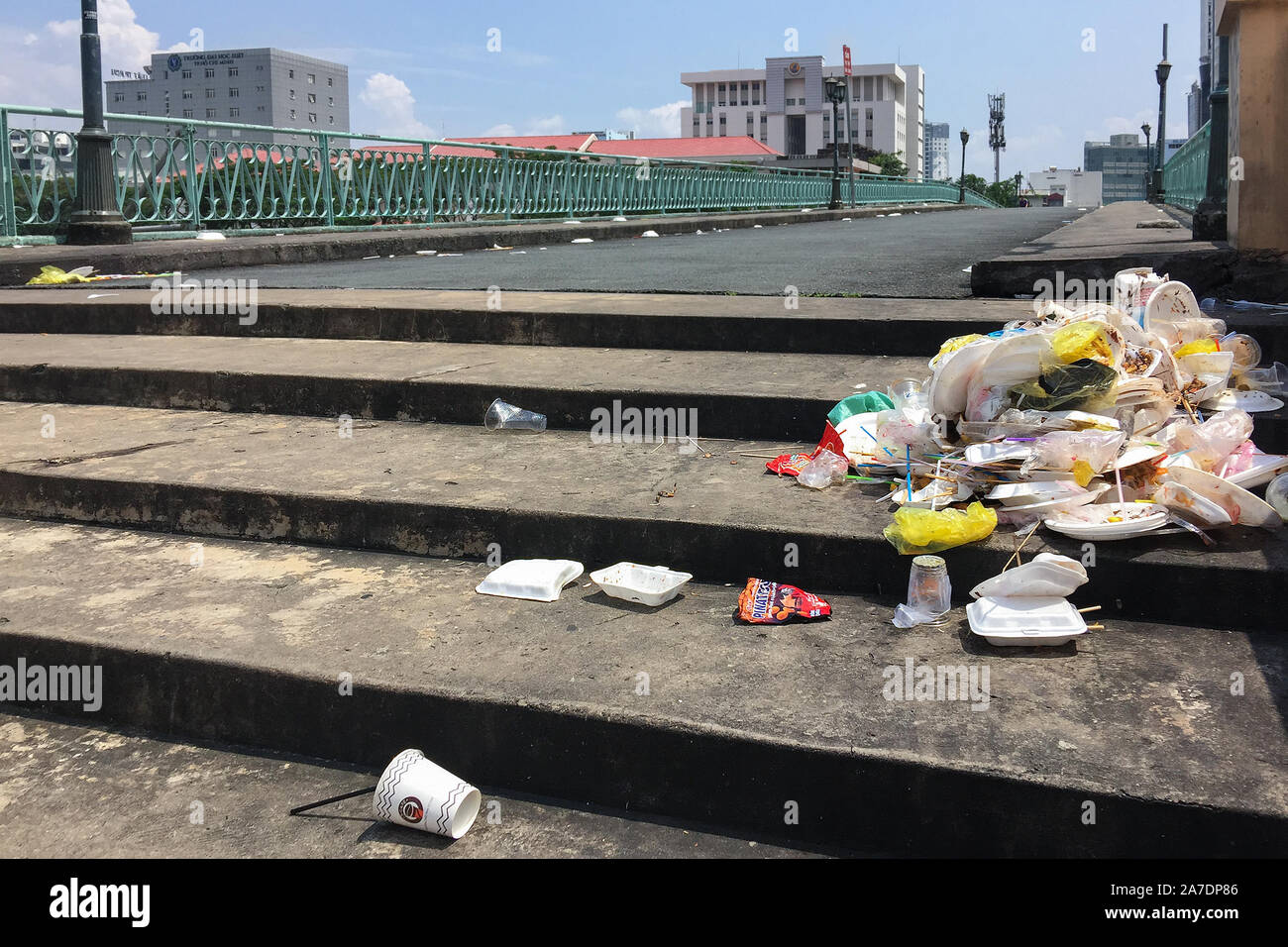 Il Vietnam, Ho Chi Minh City, 2019-10-04: Città cestino - un mazzetto di usati piatti di plastica su una strada di città Foto Stock