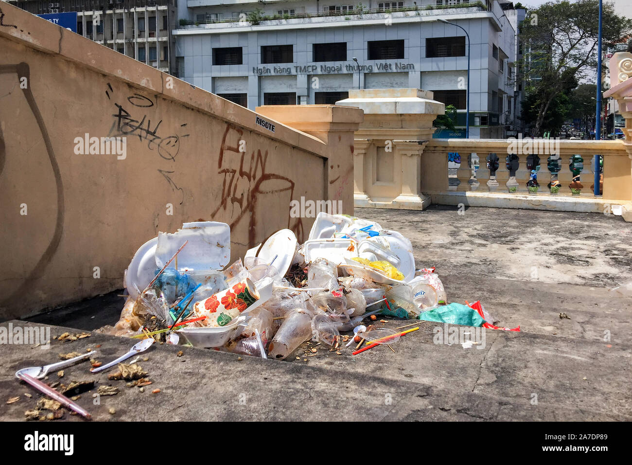 La città di plastica street inquinamento - plastica sporca e piatti in polistirolo espanso su per le scale. Il Vietnam, Ho Chi Minh City, 2019-10-04 Foto Stock