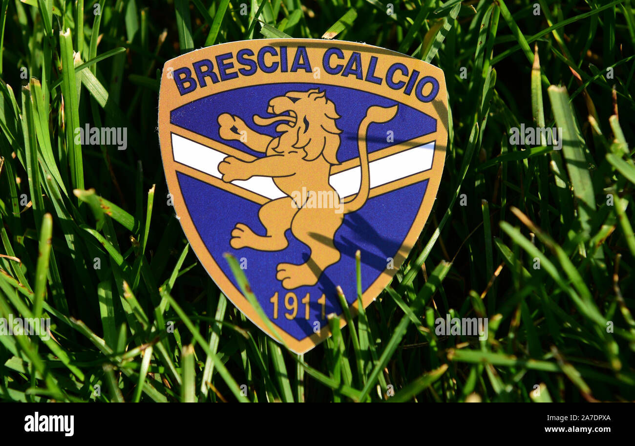 6 settembre 2019 Istanbul, Turchia. L'emblema del calcio italiano club Brescia sull'erba verde del campo di calcio. Foto Stock