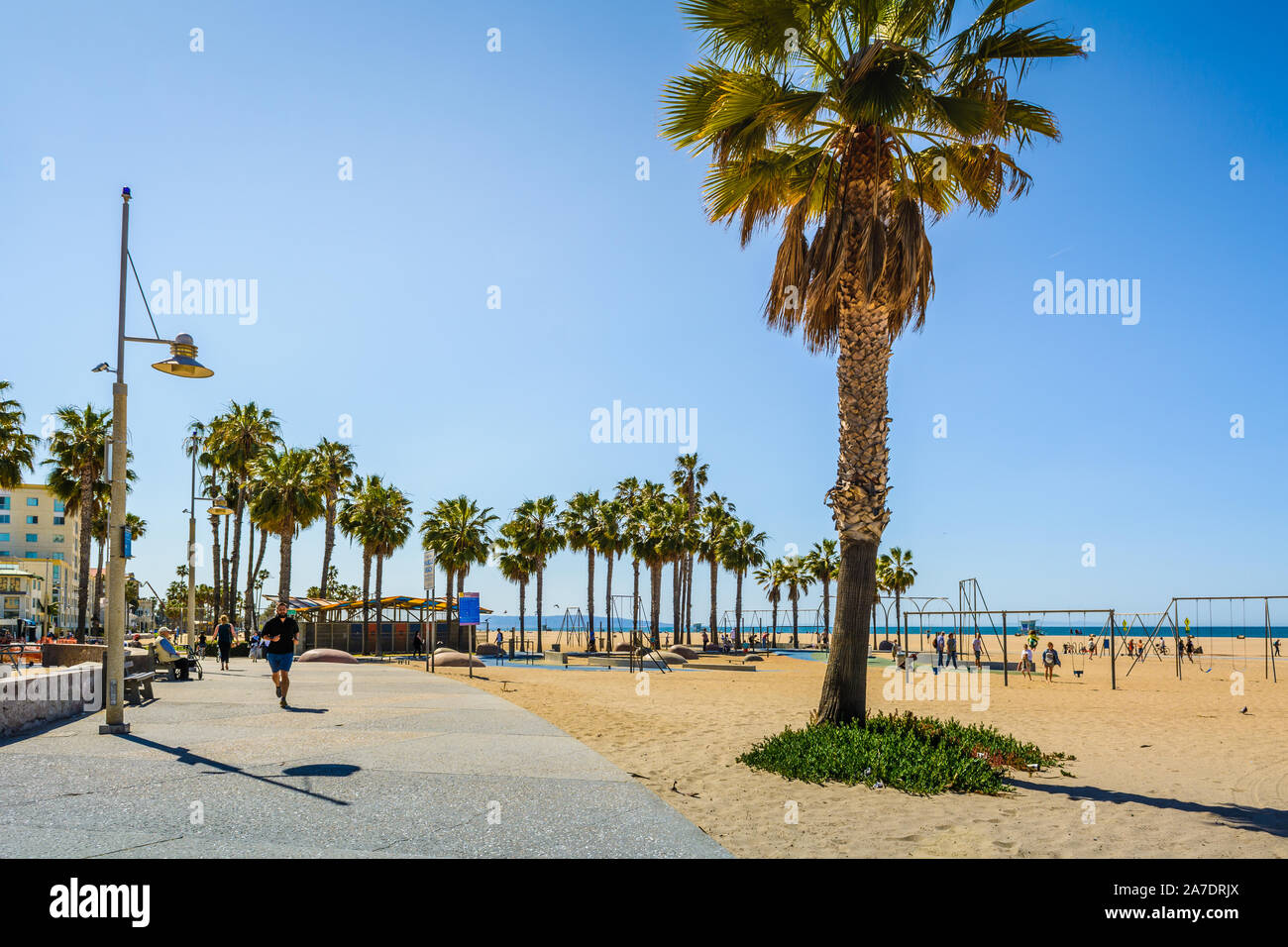 SANTA MONICA, California, Stati Uniti d'America - 10 Aprile 2019: Santa Monica Beach, lungomare in una giornata di sole in Los Angeles, California, Stati Uniti d'America Foto Stock