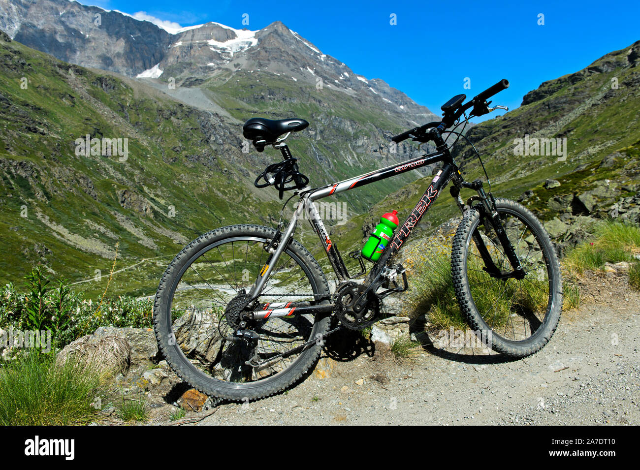 Mountain bike nel paesaggio alpino, Val de Bagnes, Vallese, Svizzera Foto Stock