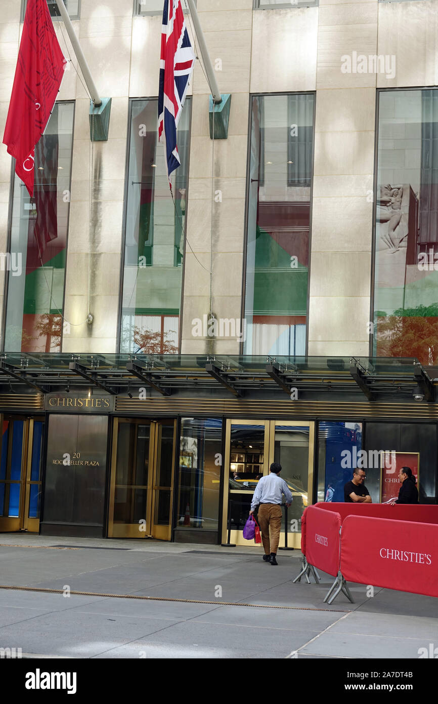 New York, Stati Uniti d'America. Xiv Sep, 2019. L'ingresso alla casa d'aste Christie's al Rockefeller Plaza a Manhattan. Christie's è uno dei più tradizionali case d'asta con sede a Londra. Christie ha una presenza globale. New York è una delle più importanti località. Credito: Alexandra Schuler/dpa/Alamy Live News Foto Stock