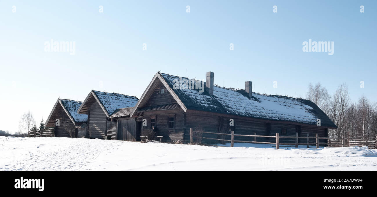 In inverno il villaggio dal passato. Antiche capanne in legno Foto Stock