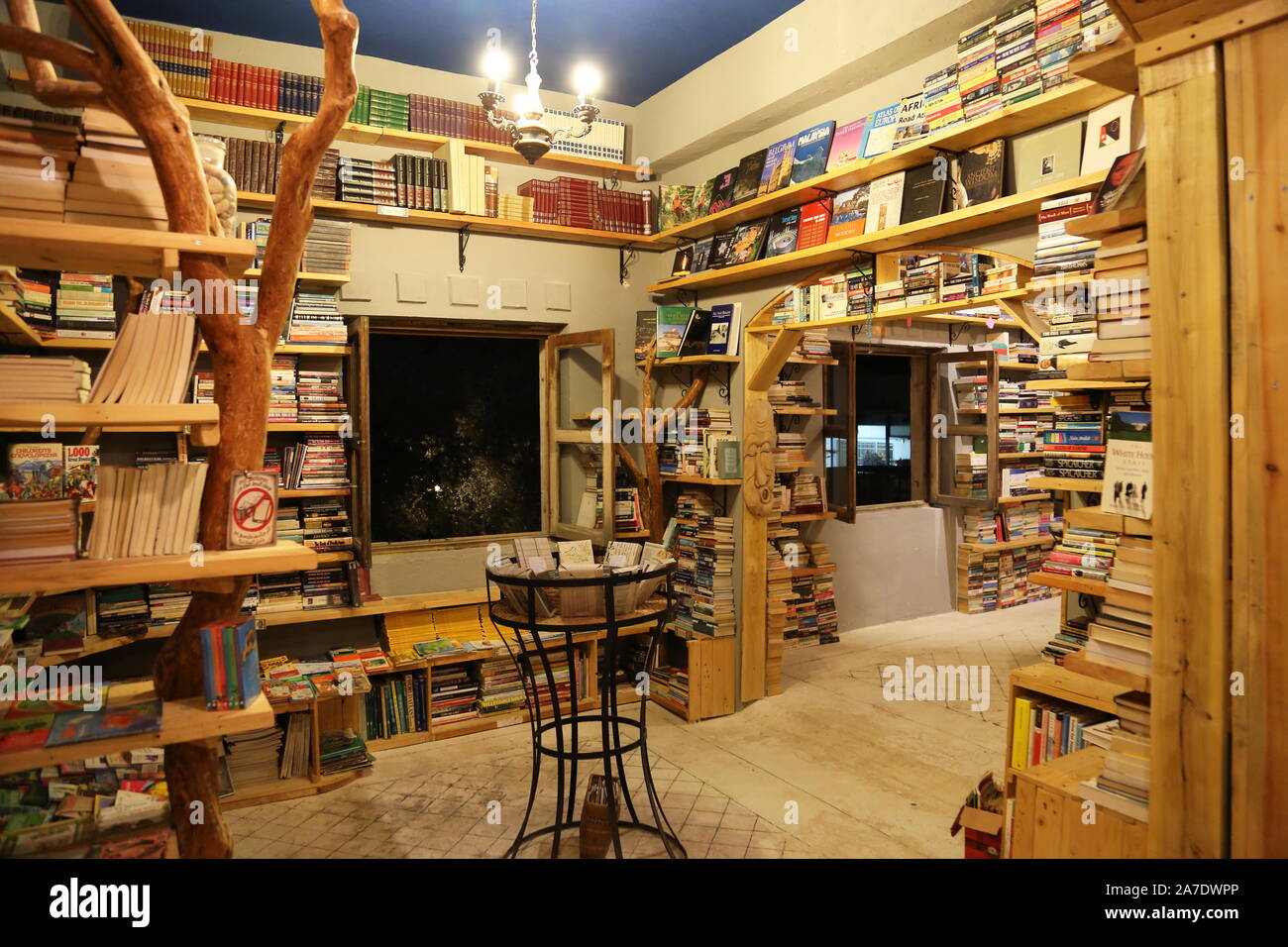 Il bookshop, Kawon (in arabo: Universo) Bookshop e Cafe, Palestina Street, Madaba Madaba Governatorato, Giordania, Medio Oriente Foto Stock