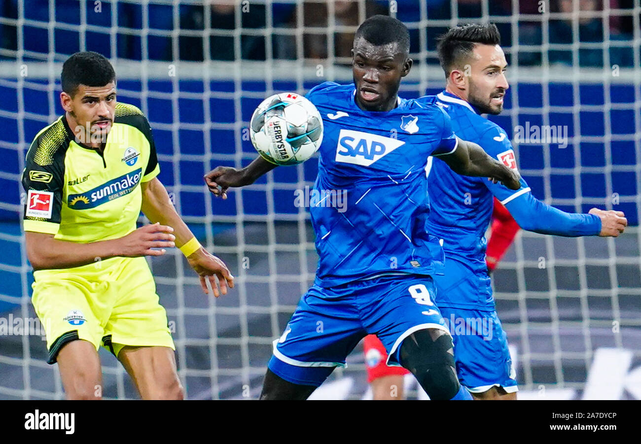 Sinsheim (Germania). 01 Nov, 2019. Calcio: Bundesliga, TSG 1899 Hoffenheim - SC Paderborn 07, decima Giornata nel PreZero Arena. Paderborn's Mohamed Dräger (l-r), Hoffenheim la Ihlas Bebou e Hoffenheim's Lukas Rupp lotta per la palla. Credito: Uwe Anspach/dpa - NOTA IMPORTANTE: In conformità con i requisiti del DFL Deutsche Fußball Liga o la DFB Deutscher Fußball-Bund, è vietato utilizzare o hanno utilizzato fotografie scattate allo stadio e/o la partita in forma di sequenza di immagini e/o video-come sequenze di foto./dpa/Alamy Live News Foto Stock