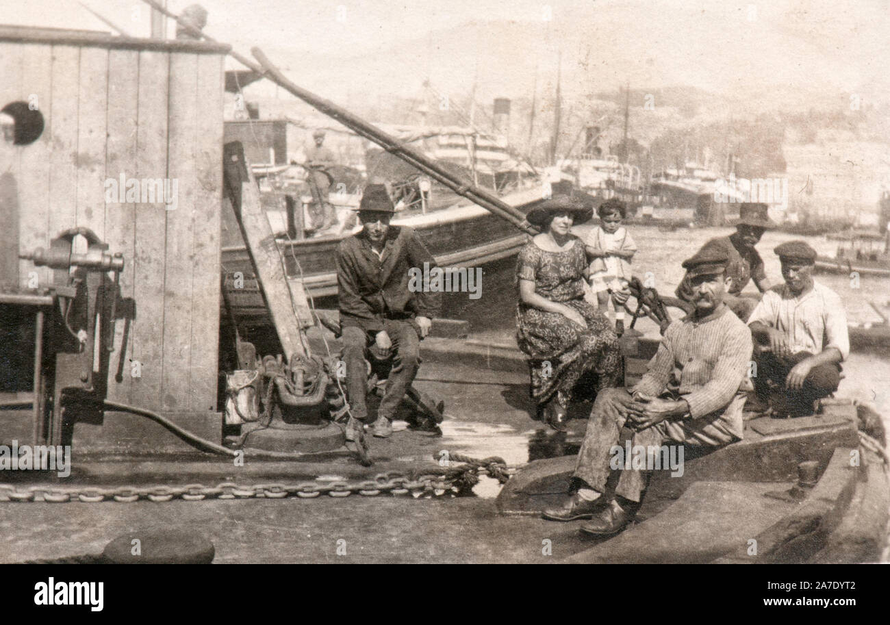 Una famiglia in posa per una foto su una banchina del porto di Genova nel 1923 (Genova, Italia) Foto Stock
