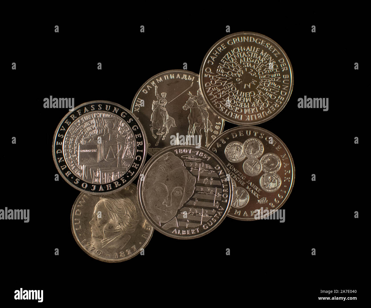 Le monete da collezione contro uno sfondo nero. Tedesco e Russo. Foto Stock
