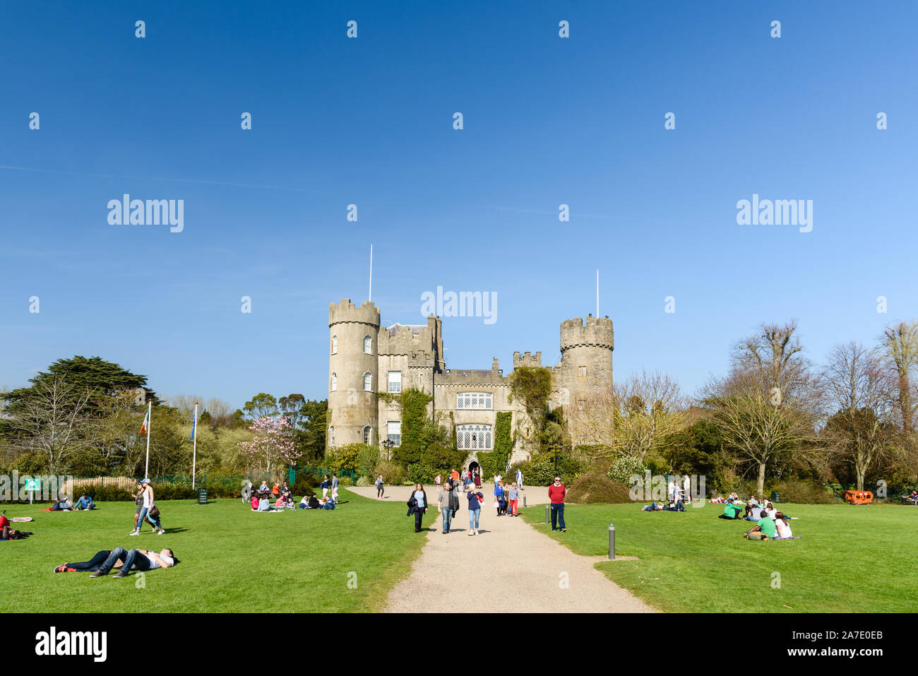 Il Castello di Malahide, Dublino, Irlanda- Aprile 06, 2015: turisti godendo di prendere il sole in Malahide il giardino del castello di Dublino. Foto Stock