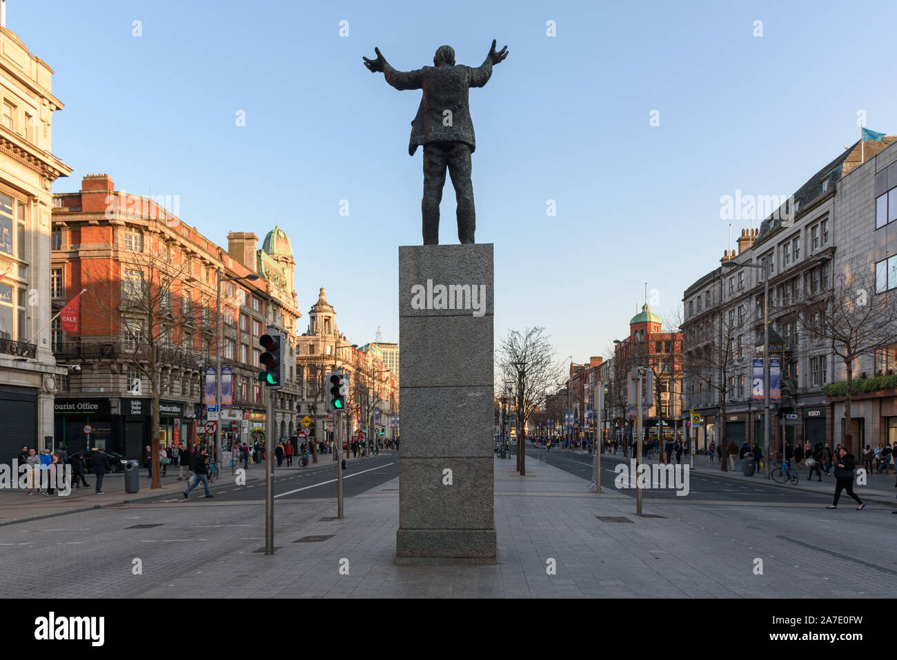 O'Connell Street, Dublin, Irlanda-aprile 06, 2015: Jim Larkin statua a mani aperte la postura di Dublino su O'Connell street. Foto Stock