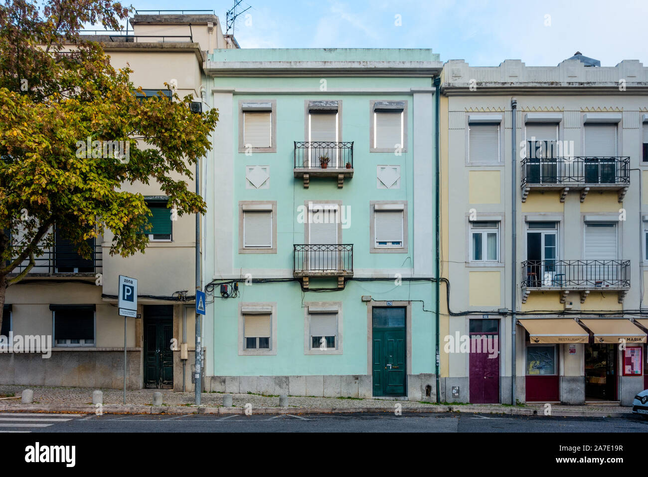 Un edificio a Lisbona, Portogallo con balconi e persiane chiuse, Foto Stock