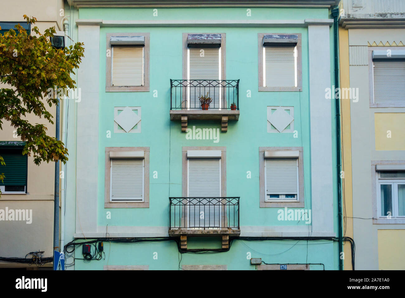Un edificio a Lisbona, Portogallo con balconi e persiane chiuse, Foto Stock